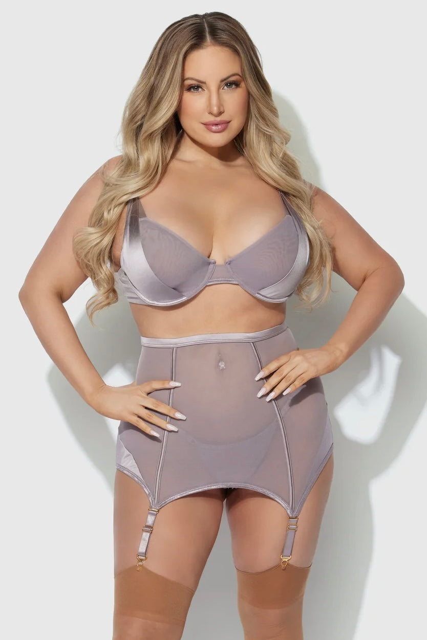 Plus size Raquel bra, garter skirt and string set